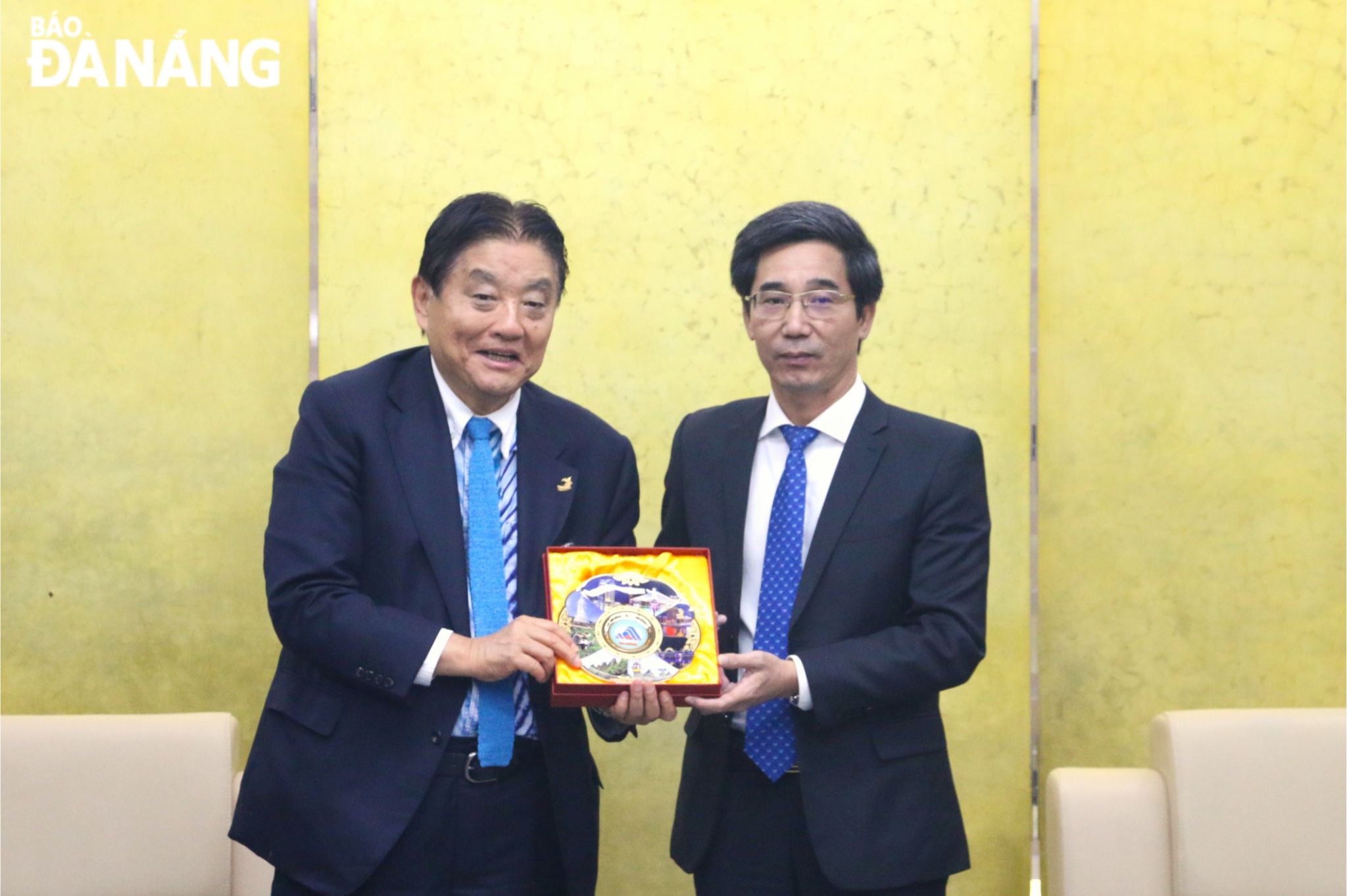 Phó Chủ tịch UBND thành phố Trần Chí Cường (bên phải) tặng quà lưu niệm đến Thị trưởng thành phố Nagoya (Nhật Bản) Takashi Kawamura. Ảnh: T.PHƯƠNG