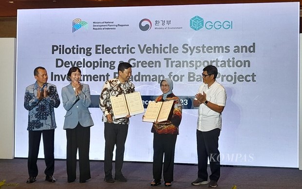 Deputy Minister for Maritime and Natural Resources Affairs at the Ministry of National Development Planning, Vivi Yulaswati (second from the right), and Country Representative for the Global Green Growth Institute in Indonesia, Jaeseung Lee (center), display the memorandum of understanding on the collaboration for the electric vehicle trial project and the development of a roadmap for green transportation investment in Bali. (Photo: kompas.id)