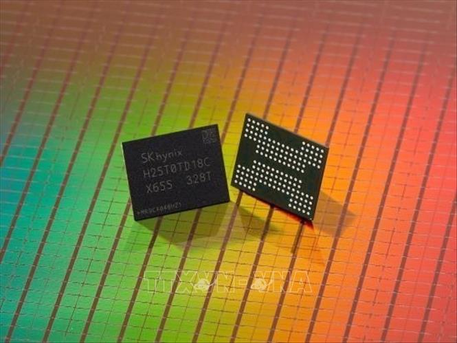 Chip do công ty SK hynix nghiên cứu sản xuất được giới thiệu tại Santa Clara, California, Mỹ. Ảnh minh họa: Yonhap/TTXVN