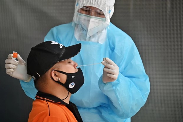 A health worker takes sample for COVID-19 testing in Bangkok, Thailand. (Photo: AFP/VNA)