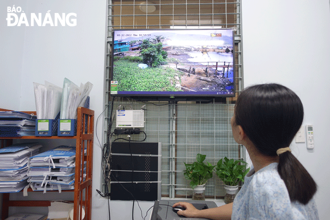 Hình ảnh từ hệ thống camera ở khu vực âu thuyền và cảng cá Thọ Quang được truyền về Phòng Tài nguyên và Môi trường quận Sơn Trà để theo dõi, giám sát công tác bảo vệ môi trường. Ảnh: HOÀNG HIỆP	