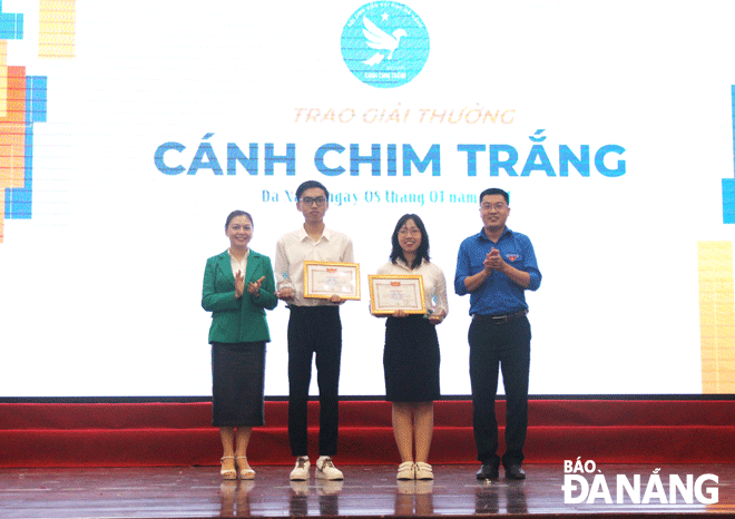 Hội Sinh viên Đại học Đà Nẵng trao giải thưởng “Cánh chim trắng” ở hạng mục “Cánh chim ươm mầm” cho các tập thể có mô hình, giải pháp đã áp dụng thành công trong công tác hội và phong trào sinh viên các cấp.  Ảnh: N.Q	