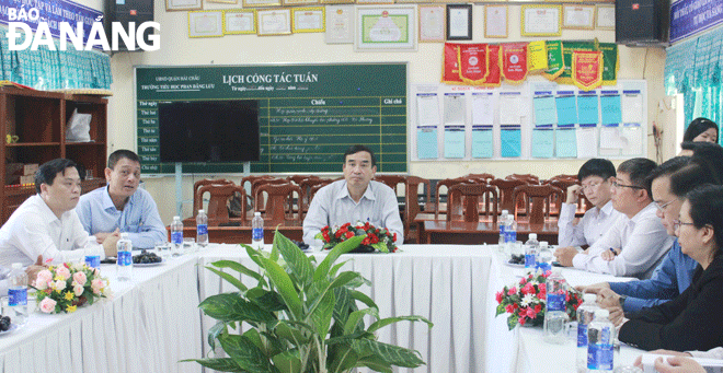 Chủ tịch UBND thành phố Lê Trung Chinh (giữa) thống nhất chủ trương đầu tư xây mới khối lớp học tại Trường Tiểu học Phan Đăng Lưu .Ảnh: HOÀNG HIỆP