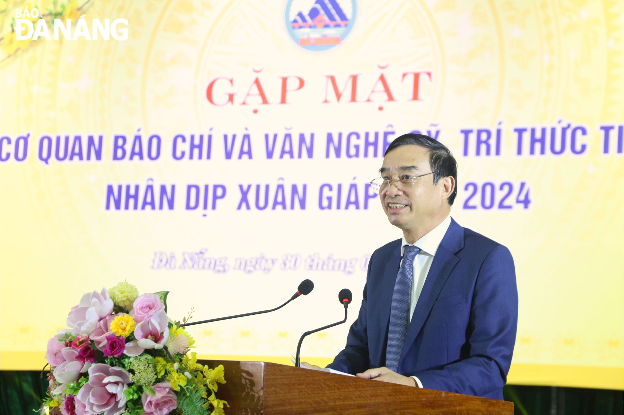 Chủ tịch UBND thành phố Lê Trung Chinh phát biểu tại buổi gặp mặt. Ảnh: T.PHƯƠNG