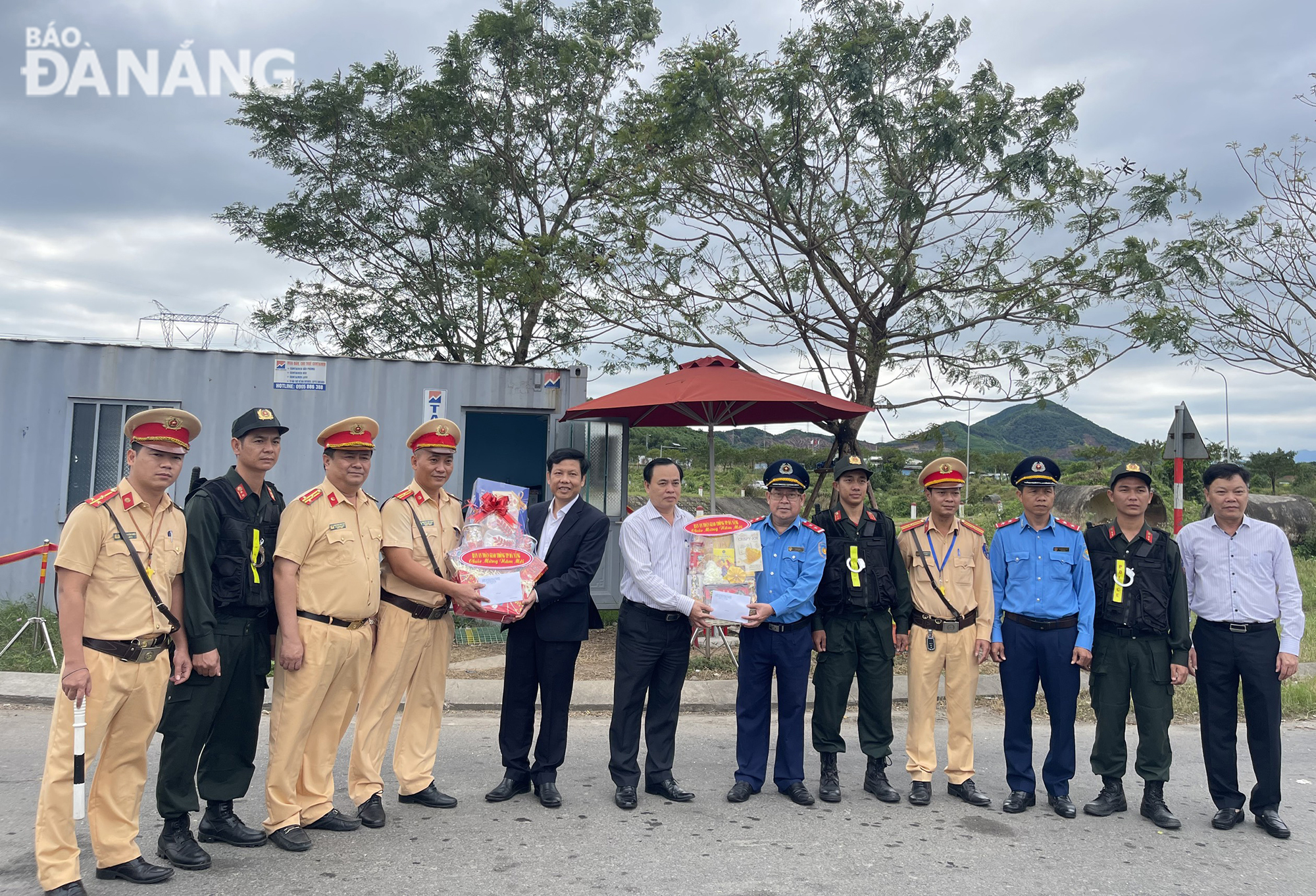Ban An toàn giao thông thành phố thăm Tết 2 chốt trực trên quốc lộ 1A và đường tránh nam hầm Hải Vân
