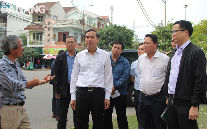 Chủ tịch UBND thành phố Lê Trung Chinh (thứ 3, trái qua) kiểm tra phòng cháy chữa cháy tại Chung cư 12 tầng Khu tái định cư Làng cá Nại Hiên Đông. Ảnh: M.Q
