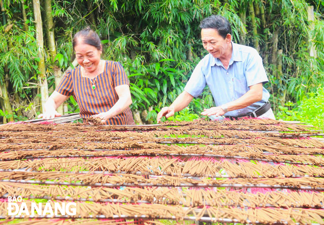 Vợ chồng ông Võ Tấn Hiếu mỗi ngày sản xuất khoảng 100kg hương để cung cấp cho thị trường. Ảnh: N.Q