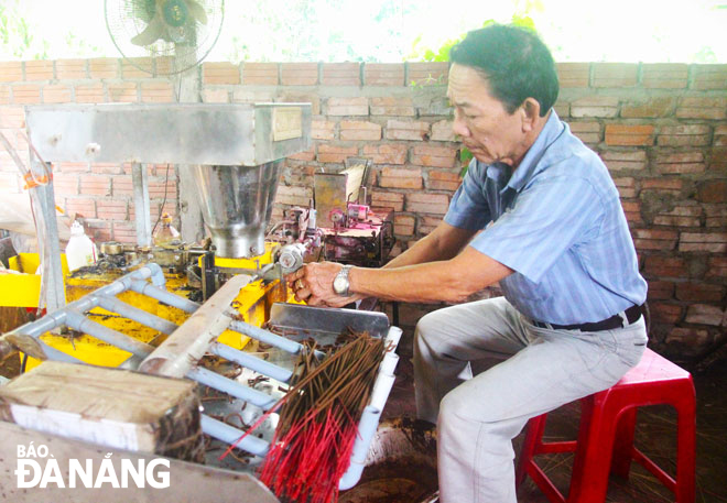 Ông Võ Tấn Hiếu - Trưởng ban đại diện làng nghề hương  Quán Hương  thực hiện các công đoạn sản xuất hương trên máy tự động 