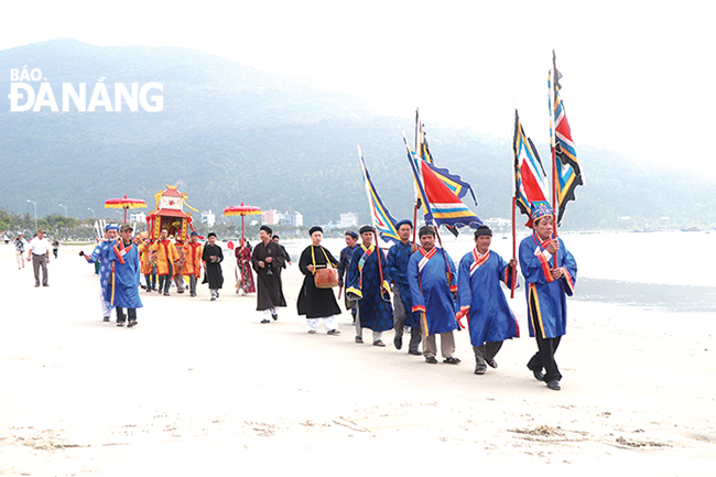 Người dân thực hiện lễ nghinh thần tại lễ hội cầu ngư quận Sơn Trà năm 2023. Ảnh: X.D