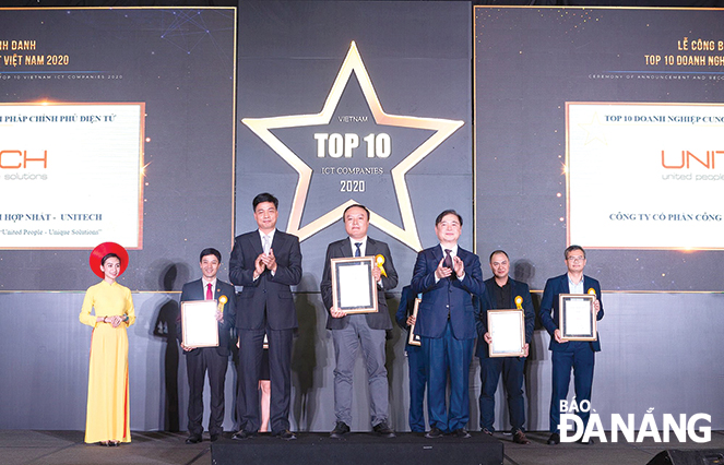 Đại diện Công ty CP Unitech nhận giải thưởng Top 10 doanh nghiệp cung cấp giải pháp “Chính phủ điện tử Việt Nam năm 2020” do Hiệp hội Phần mềm và dịch vụ công nghệ thông tin Việt Nam (VINASA) bình chọn. Ảnh: M.Q