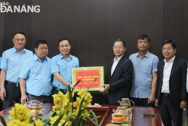 Secretary Nguyen Van Quang (third, right) and leaders of the Da Nang Urban Environment JSC. Photo: M.Q
