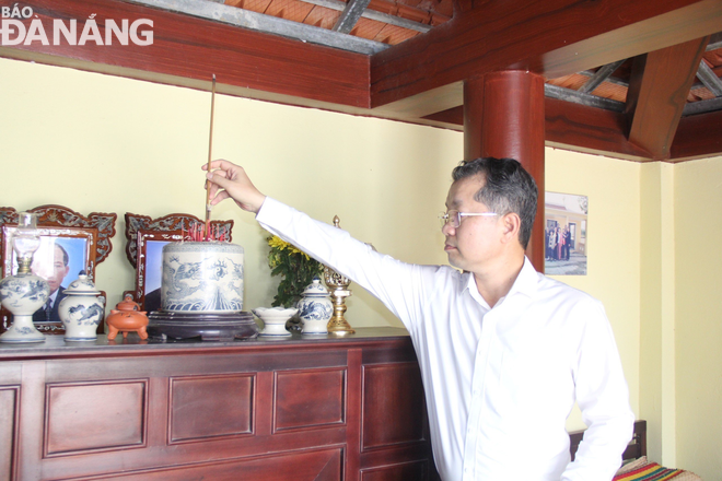 Secretary Nguyen Van Quang offered incense at the B1 Hong Phuoc revolutionary base relic site in Hoa Khanh Bac Ward, Lien Chieu District.