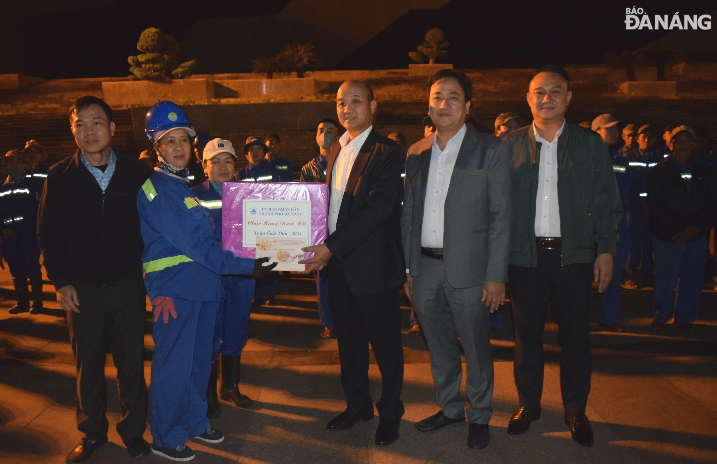 Phó Chủ tịch UBND thành phố Đà Nẵng Lê Quang Nam (thứ 3, từ trái sang) tặng quà động viên cán bộ, nhân viên, công nhân Công ty CP Môi trường đô thị Đà Nẵng. Ảnh: HOÀNG HIỆP