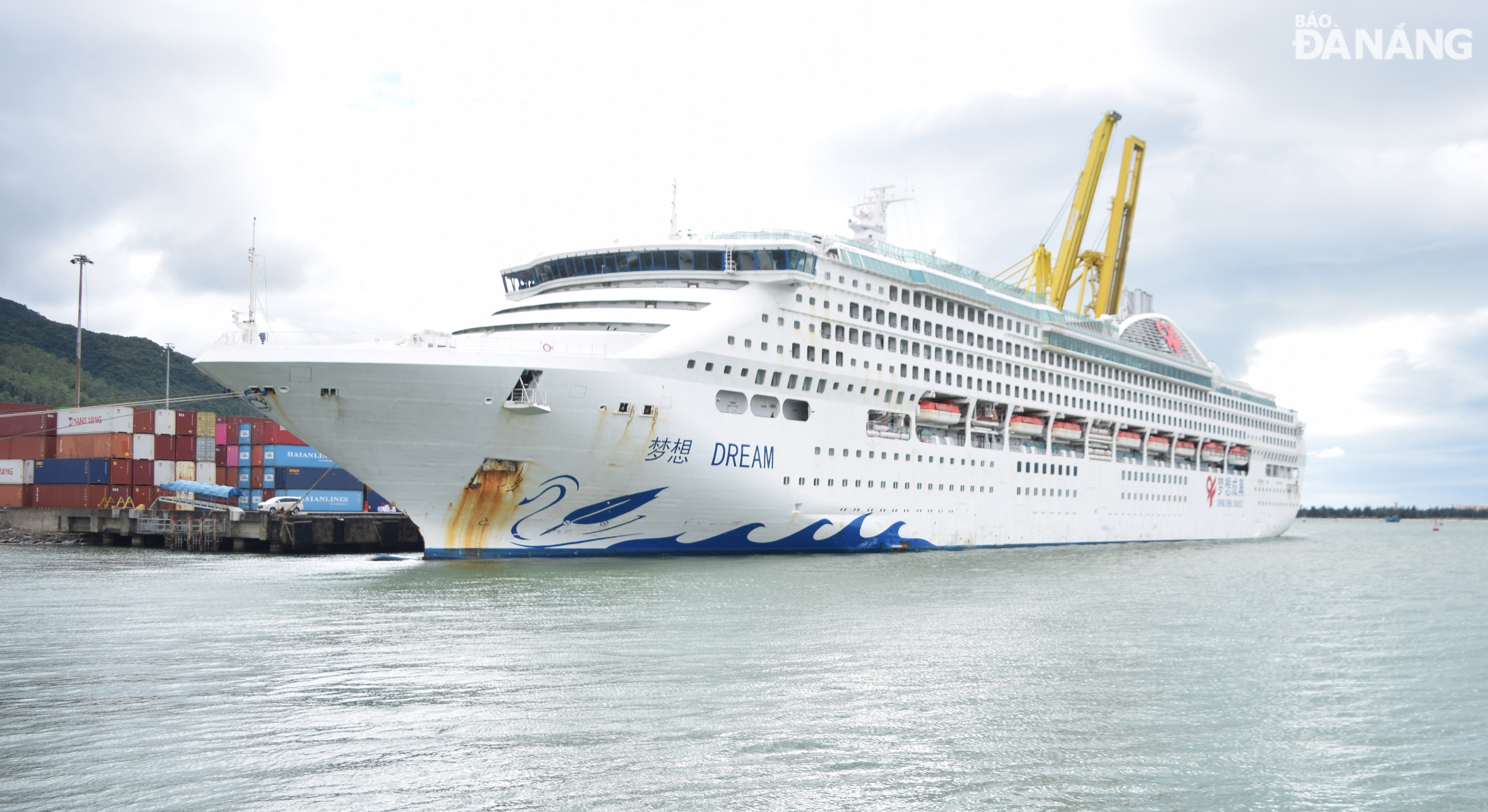 Tàu Dream Cruise đưa 1.800 khách cập cảng Tiên Sa, đón giao thừa và xông đất Đà Nẵng. Ảnh: HOÀNG HIỆP