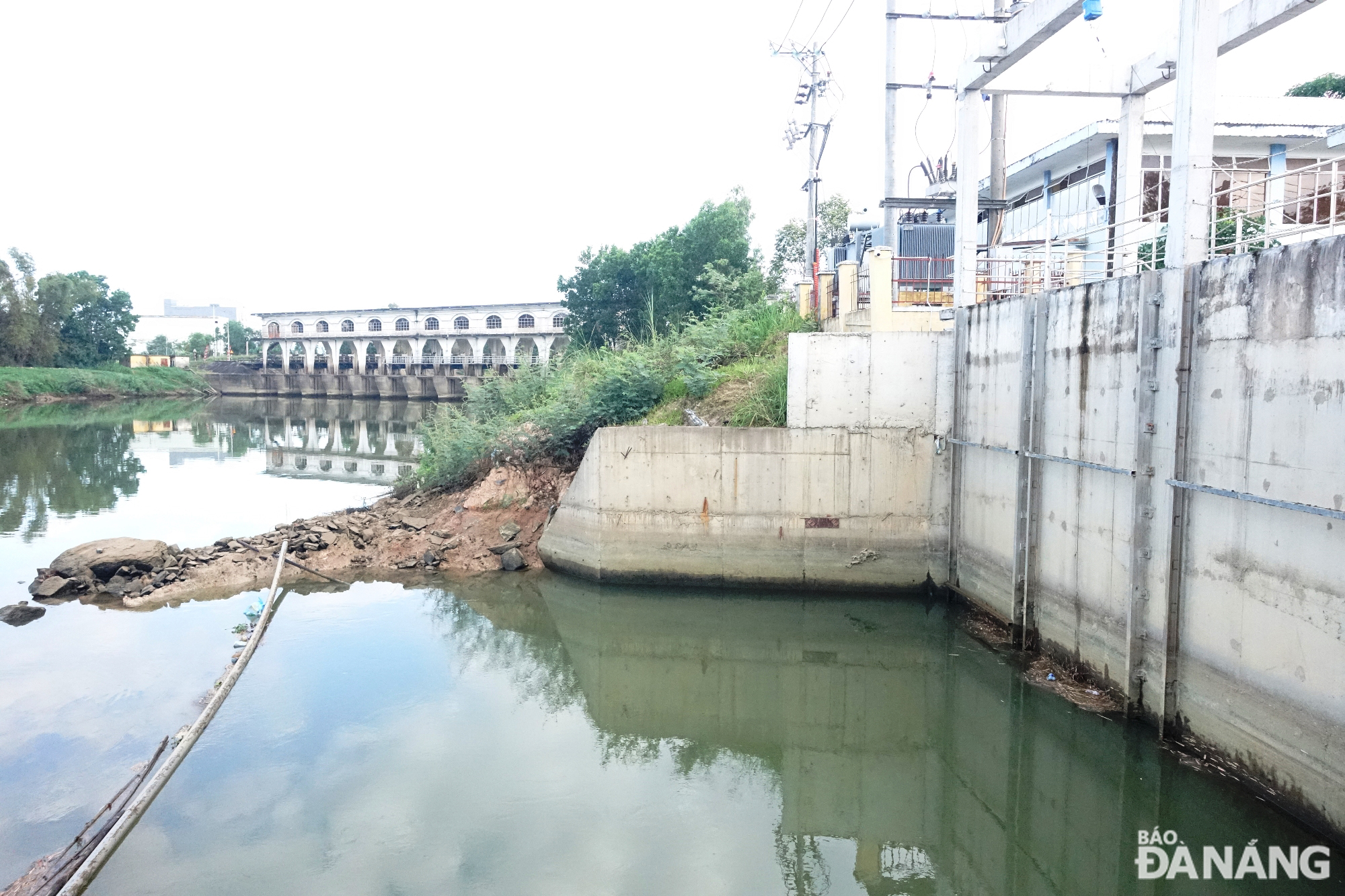 Mực nước sông Yên tại cửa thu nước vào Trạm bơm phòng mặn An Trạch mới đã hạ thấp xuống mức lịch sử 1,25m lúc 10 giờ ngày 26-2-2024. Ảnh: HOÀNG HIỆP