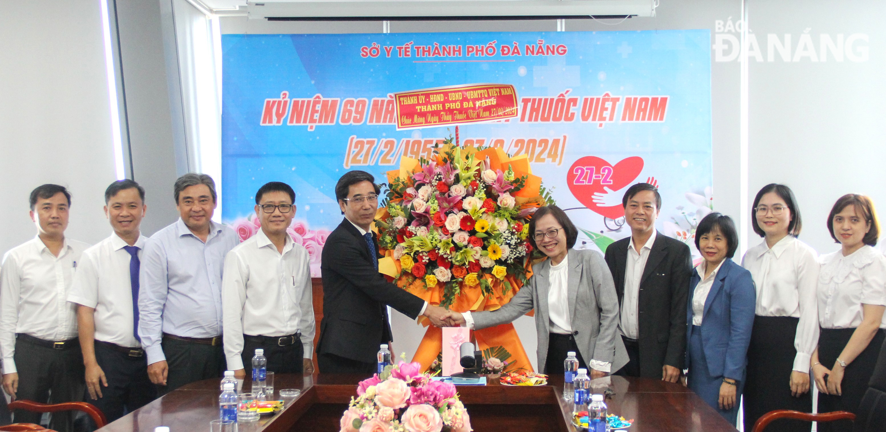 Phó Chủ tịch UBND thành phố Trần Chí Cường (thứ 5, trái qua) thăm, chúc mừng Sở Y tế. Ảnh: L.P