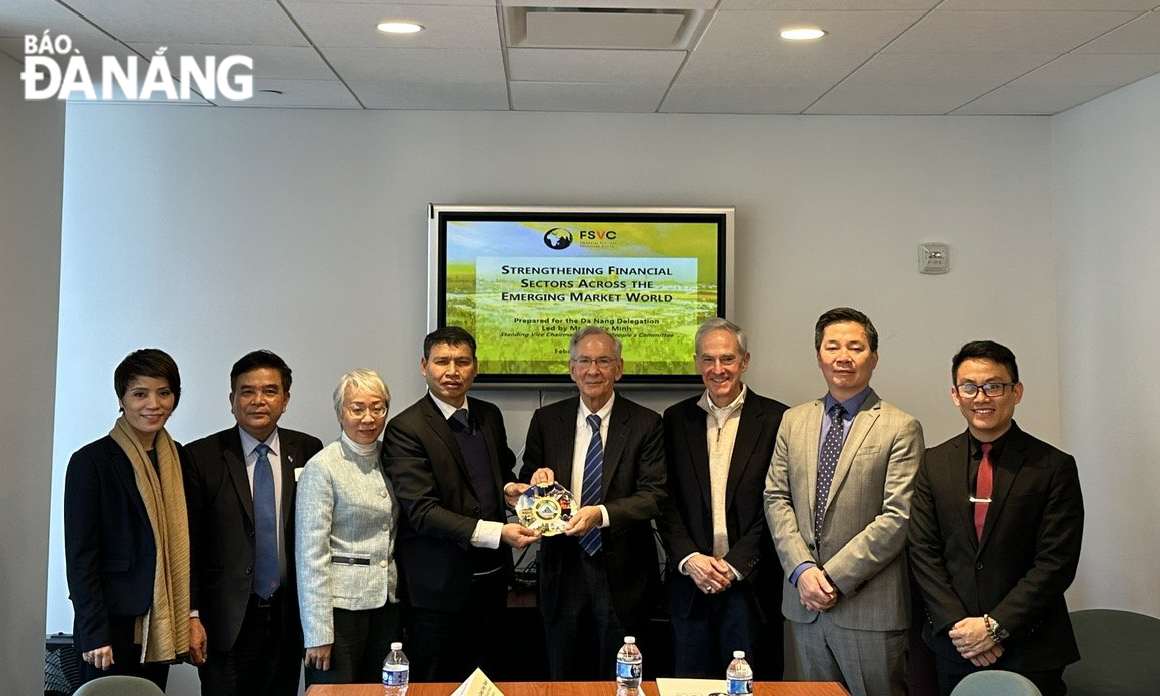 The Da Nang delegation, led by Vice Chairman of the Da Nang People's Committee Ho Ky Minh, works with the American financial consulting organisation - Financial Services Volunteer Corps (FSVC). Photo courtesy of the delegation