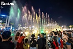 Người dân, du khách hào hứng với nhạc nước ở Quảng trường 29 Tháng 3