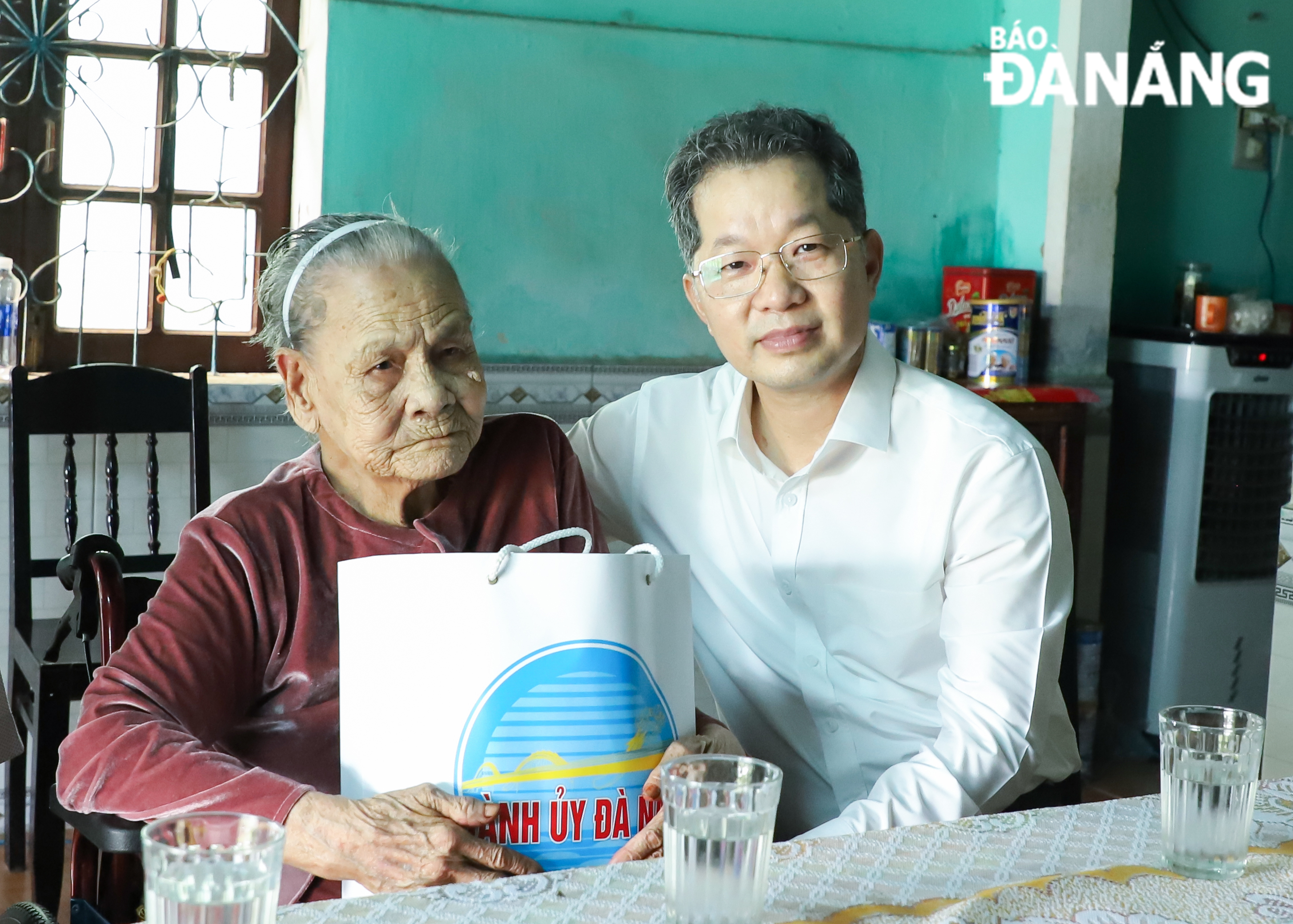Bí thư Thành ủy Nguyễn Văn Quảng thăm các gia đình chính sách