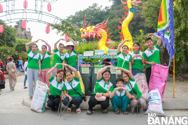Những tình nguyện viên đi bộ nhặt rác tại lễ hội Quán Thế Âm 2024