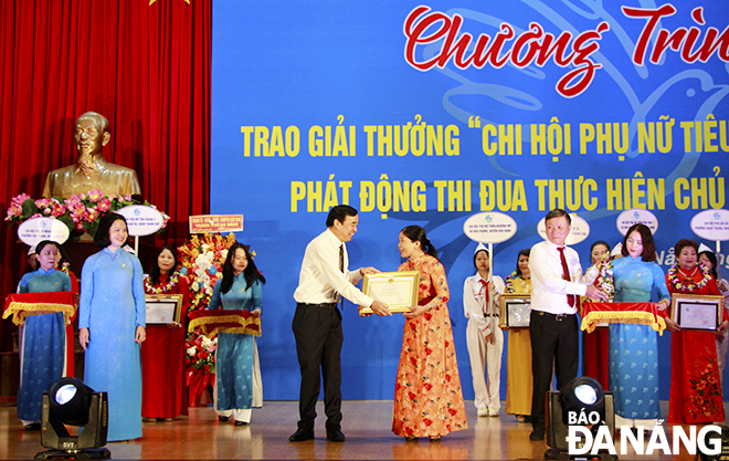 Chủ tịch UBND thành phố Lê Trung Chinh trao giải nhất cho đại diện Chi hội Phụ nữ thôn Khương Mỹ, xã Hòa Phong (huyện Hòa Vang). Ảnh: X.D