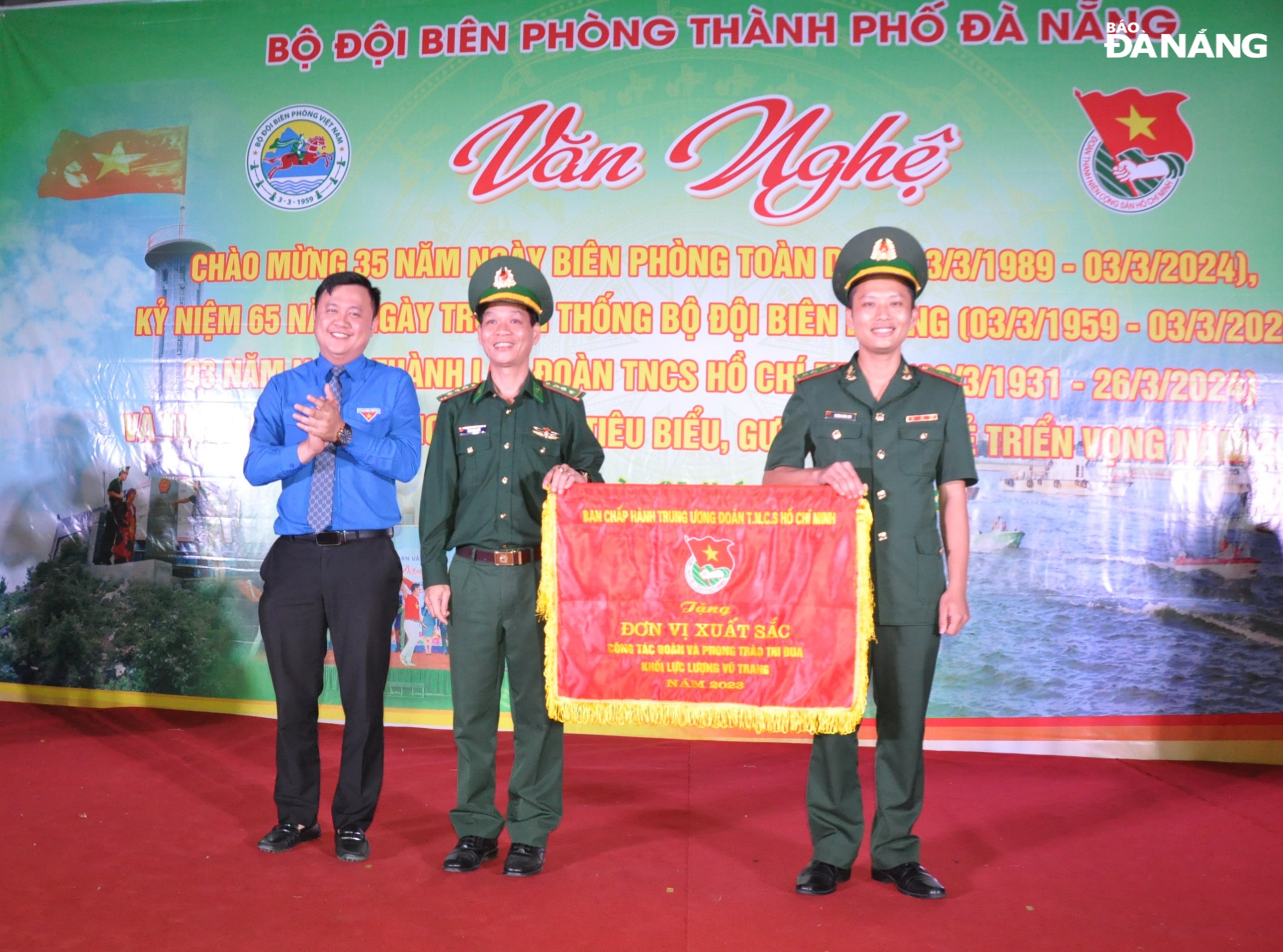 Phó Bí thư Thành Đoàn Lê Công Hùng (bên trái) trao tặng cờ thi đua xuất sắc về công tác Đoàn và phong trào thanh niên khối lực lượng vũ trang cho Đoàn TNCS Hồ Chí Minh Bộ đội Biên phòng thành phố. Ảnh: LÊ HÙNG