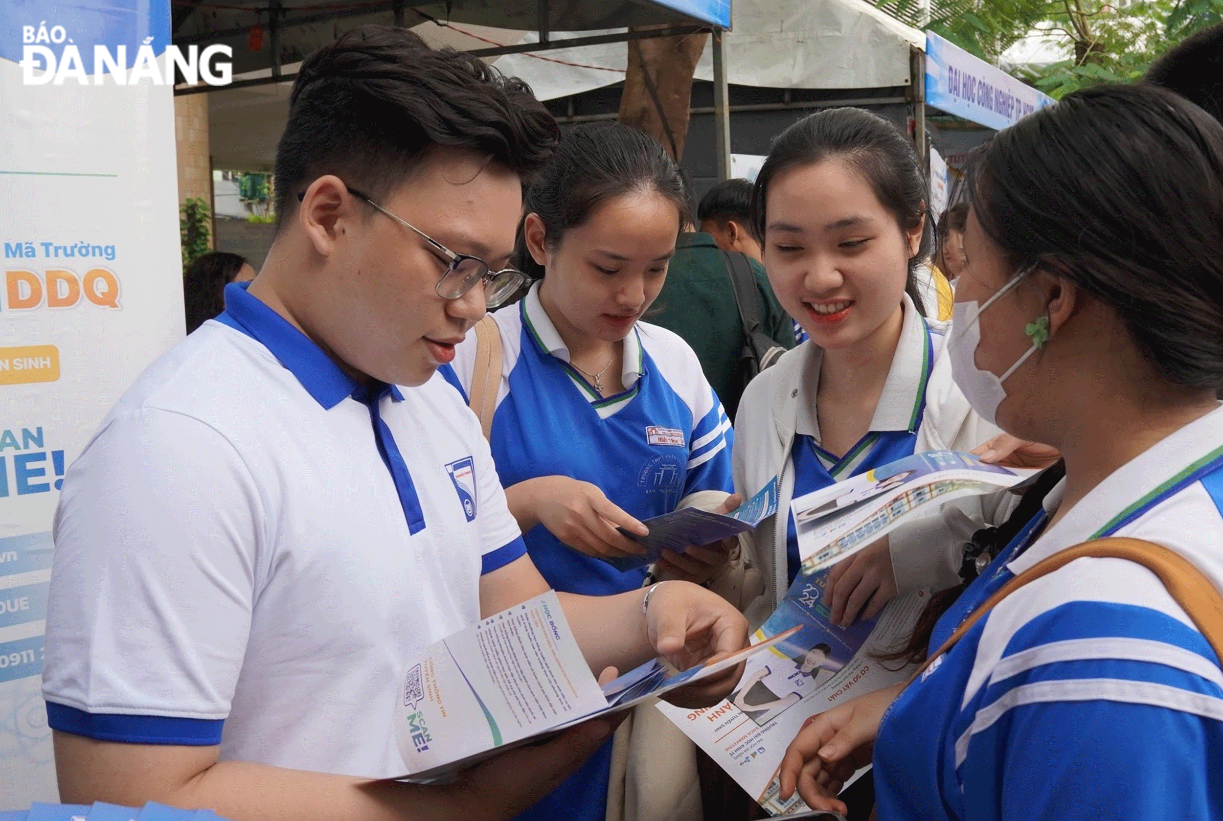 Học sinh tham gia chương trình tư vấn mùa thi tại Trường THPT Phan Châu Trinh. Ảnh: NGỌC HÀ