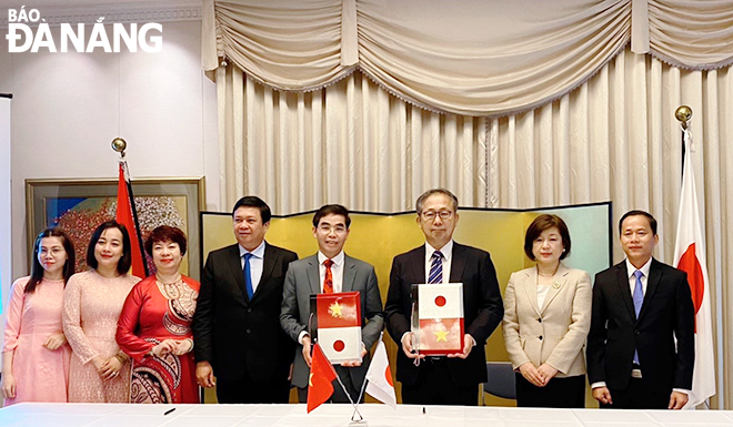 Đại sứ Nhật Bản tại Việt Nam Yamada Takio (thứ, từ trái sang) và Chủ tịch UBND huyện Hòa Vang Phan Văn Tôn (thứ, từ phải sang) ký kết hợp đồng tài trợ dự án. Ảnh: P.V