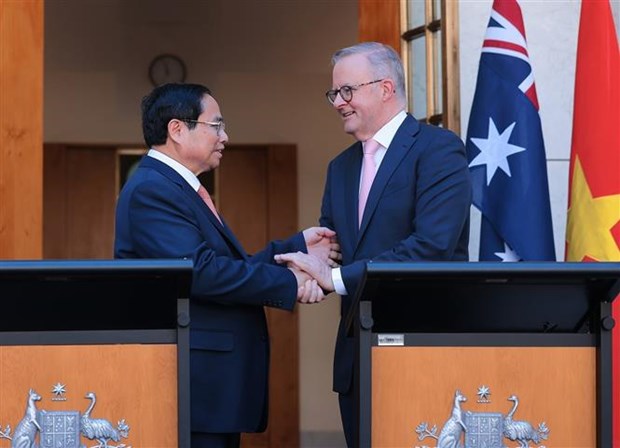 Prime Minister Pham Minh Chinh (L) shakes hands with his Australian counterpart Anthony Albanese. (Photo: VNA)