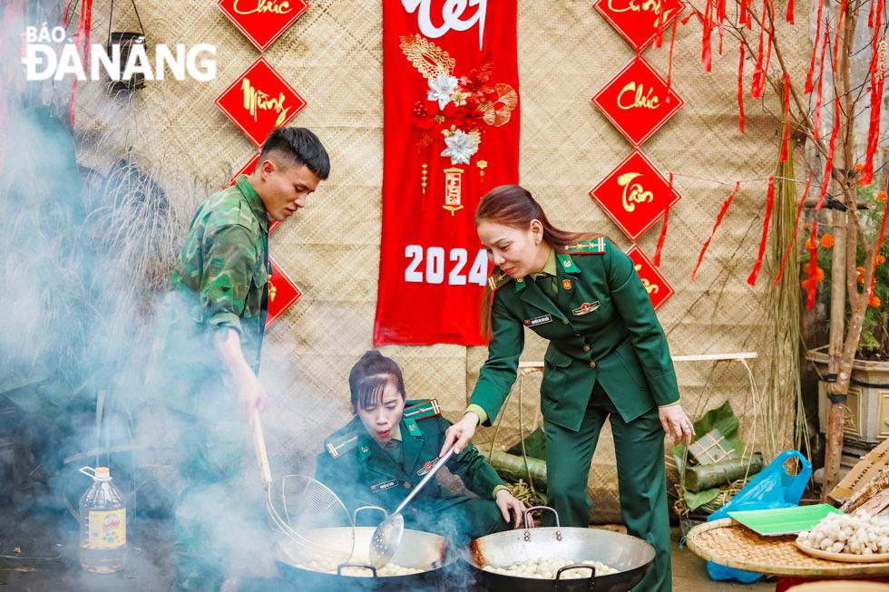 Cán bộ, chiến sĩ Bộ đội Biên phòng Quảng Nam trực tiếp nấu những phần ăn nóng hổi để phục vụ người dân.	