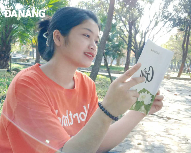Sinh viên Võ Thị Thùy Trang dành thời gian đọc sách mỗi ngày và ấp ủ dự án “Câu lạc bộ đọc sách Head 2 Head” để mọi người cùng nhau đọc sách và chia sẻ những đầu sách hay. Ảnh: H.T.V