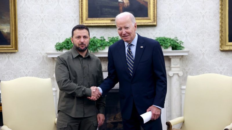 Tổng thống Mỹ Joe Biden (bên phải) tiếp người đồng cấp Ukraine Volodymyr Zelensky trong cuộc gặp song phương tại Nhà Trắng vào tháng 9-2023. Ảnh: EPA	
