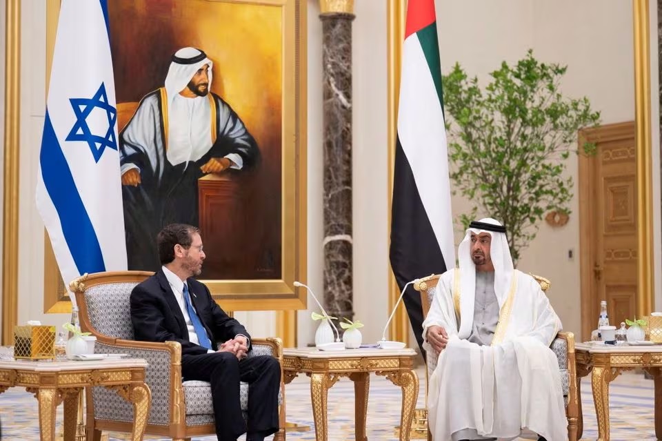 Tổng thống Israel Isaac Herzog (bên trái) gặp Thái tử Sheikh Mohammed bin Zayed al-Nahyan của Abu Dhabi tại UAE vào năm 2022. Ảnh: Reuters