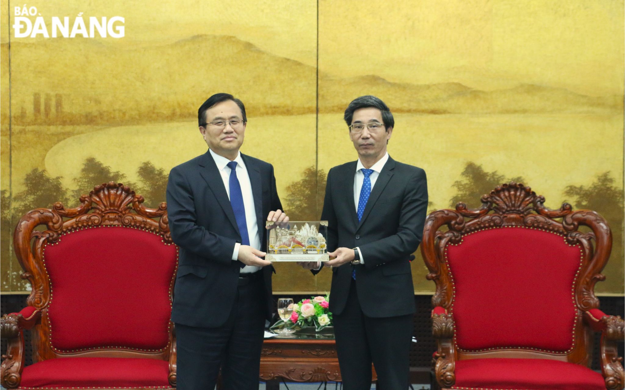Vice Chairman of the Da Nang People's Committee Tran Chi Cuong (right) presents a souvenir to Vice Governor of Shandong Province Song Junji. Photo: T.PHUONG