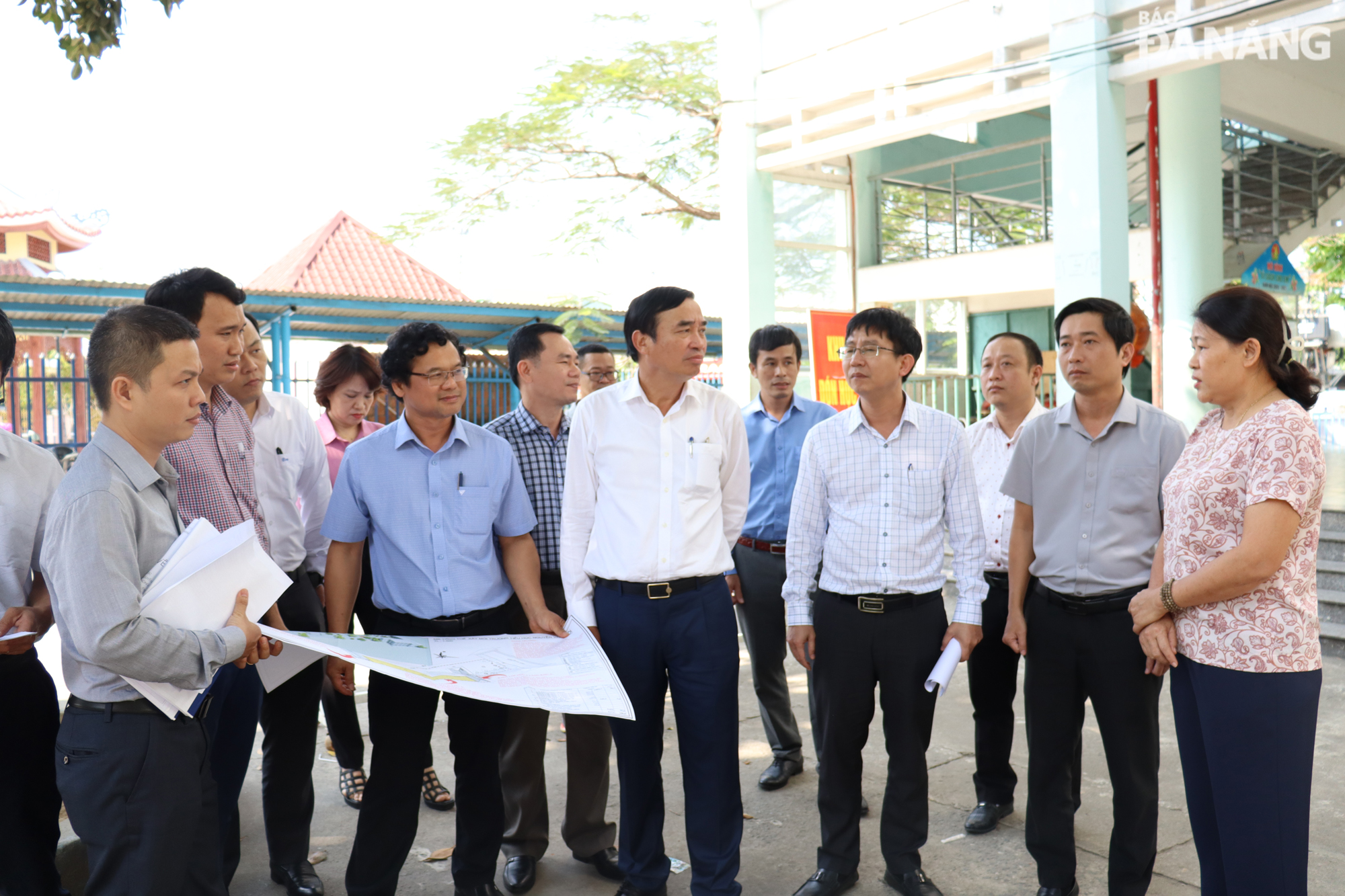 Chủ tịch UBND thành phố Lê Trung Chinh (thứ 6, từ phải sang) chia sẻ những khó khăn, bất cập trong dạy và học tại cơ sở 1 của Trường tiểu học Nguyễn Văn Trỗi do cơ sở vật chất được xây dựng hơn 20 năm. Ảnh: HOÀNG HIỆP
