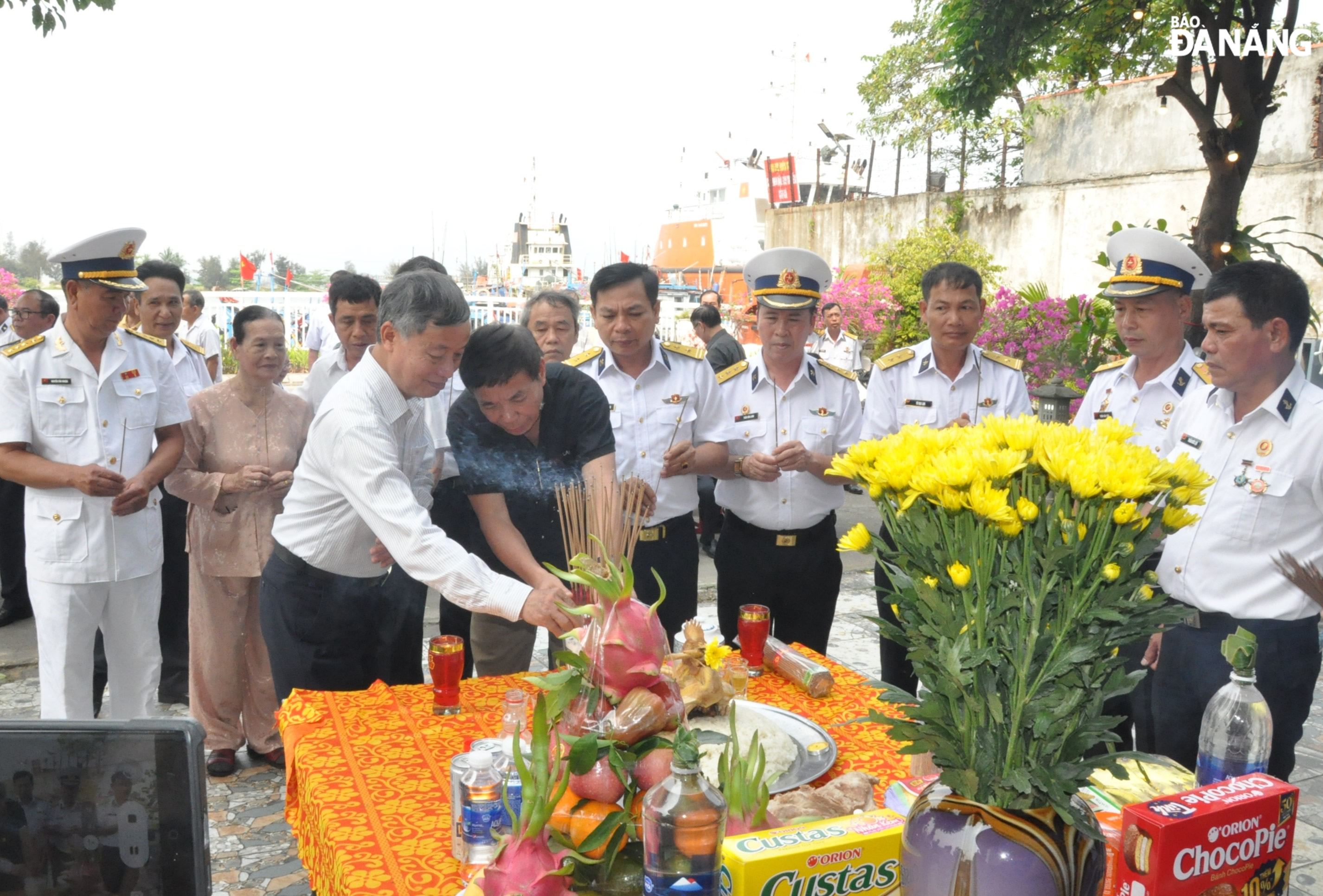 War veterans and relatives burning incense to commemorate the martyrs who sacrificed their lives for the national sovereignty over the sea and islands. Photo: LE HUNG