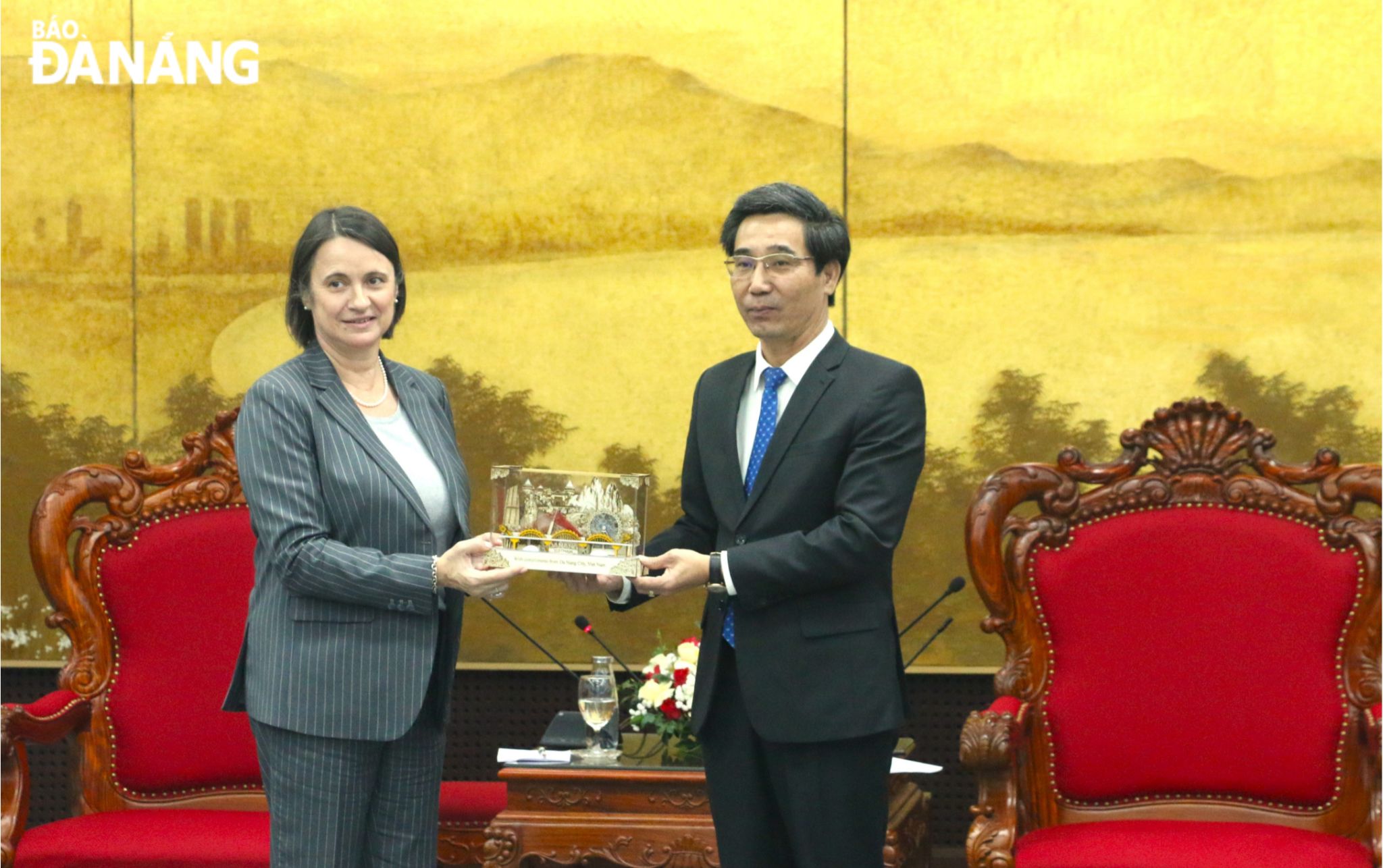 Vice Chairman of the Da Nang People's Committee Tran Chi Cuong (right) presents a souvenir to Mrs. Emmanuelle Pavillon-Grosser, Consul General of France in Ho Chi Minh City. Photo: T.PHUONG