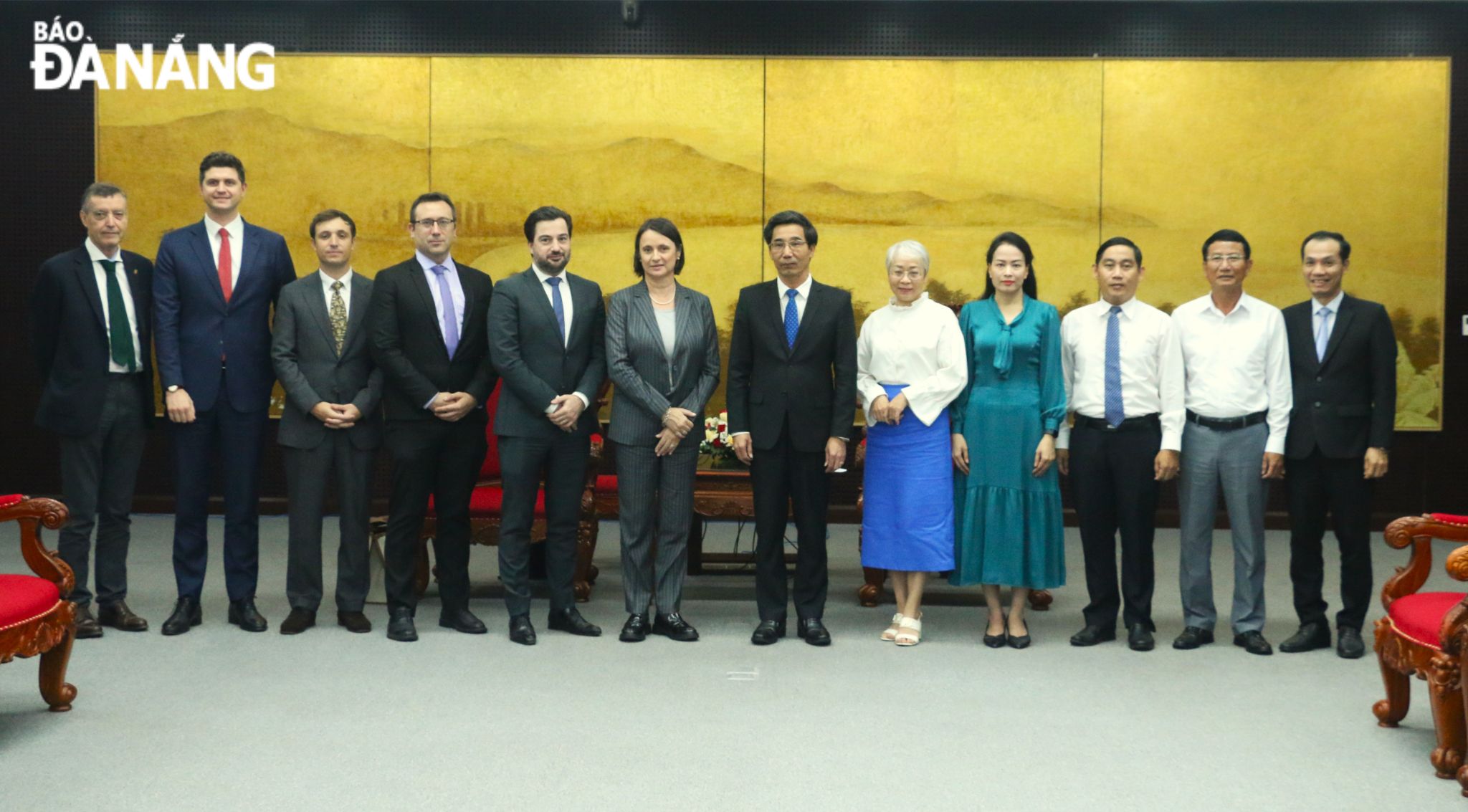 Representatives of Da Nang and the French Consulate General in HCMC posing for a group photo. Photo: T.PHUONG