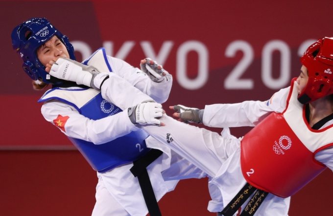 Trương Thị Kim Tuyền (bên trái) từng vào đến tứ kết Olympic Tokyo 2020 nhưng không thể vượt qua vòng loại Olympic Paris 2024 môn Taekwondo.   Ảnh: Reuters