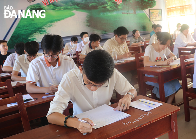 Học sinh tham gia kỳ thi tốt nghiệp THPT năm 2023 tại điểm thi Trường THPT Trần Phú. Ảnh: NGỌC HÀ