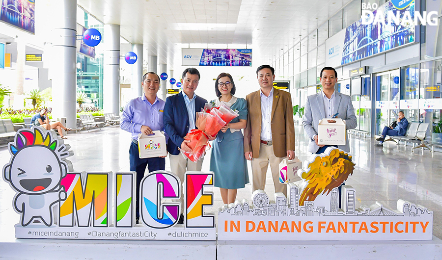 Representatives of the Da Nang Tourism Promotion Centre giving flowers to welcome the group of MICE guests right at Da Nang International Airport. Photo: THU HA