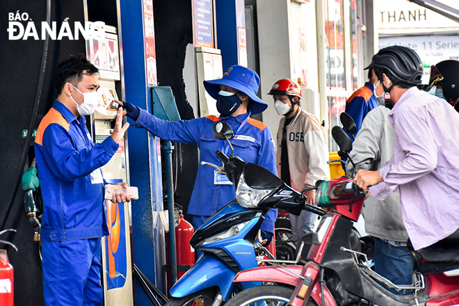 Currently, petroleum business and retail units must provide e-invoices for each sale. Photo: CHIEN THANG
