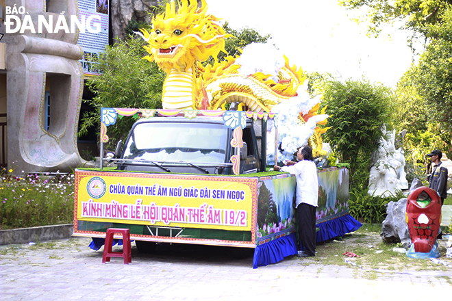 Diễu hành xe hoa là họat động đặc sắc nằm trong các hoạt động của lễ hội.
