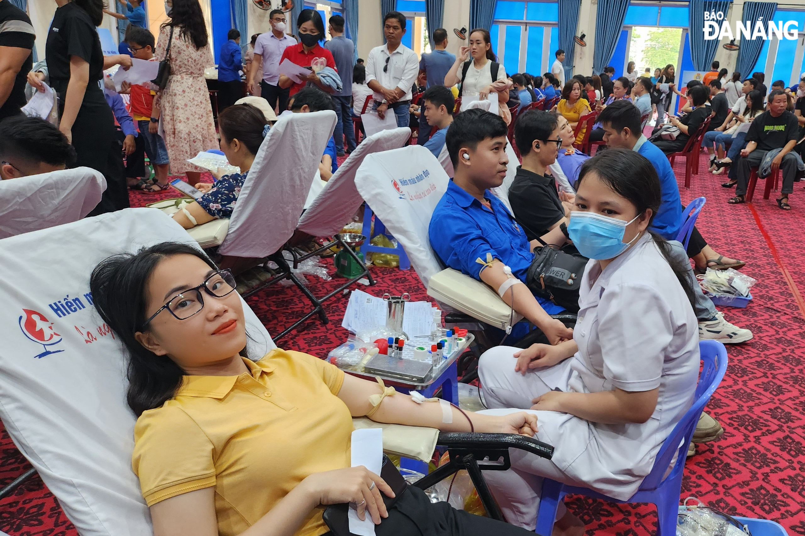 A member of the Da Nang Newspaper's Trade Union organisation participating in the voluntary blood donation festival. Photo: LE HUNG