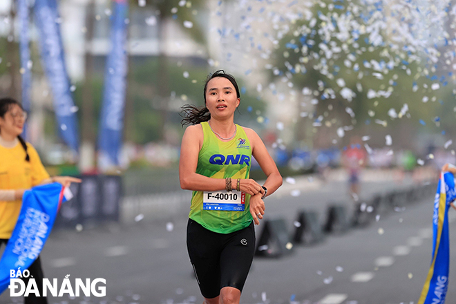 Vận động viên Phạm Thị Bình giành chiến thắng ở hạng mục 42km nữ khi cán đích với thời gian 3:10:32.