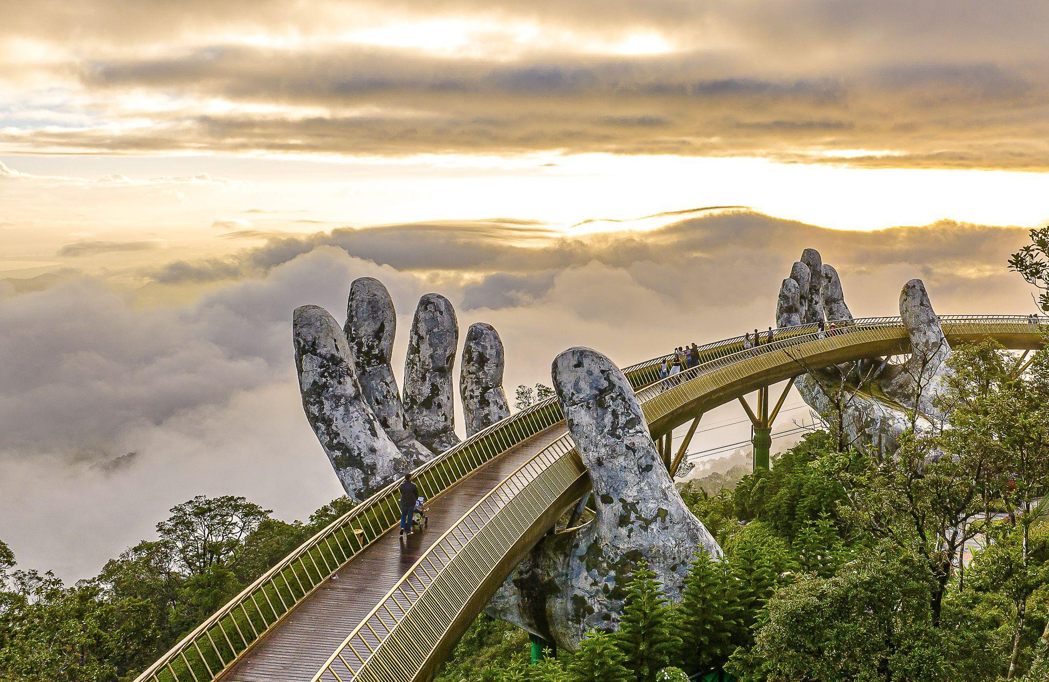Golden Bridge in the middle of a sea of clouds. Photo: Da Nang Photography Club