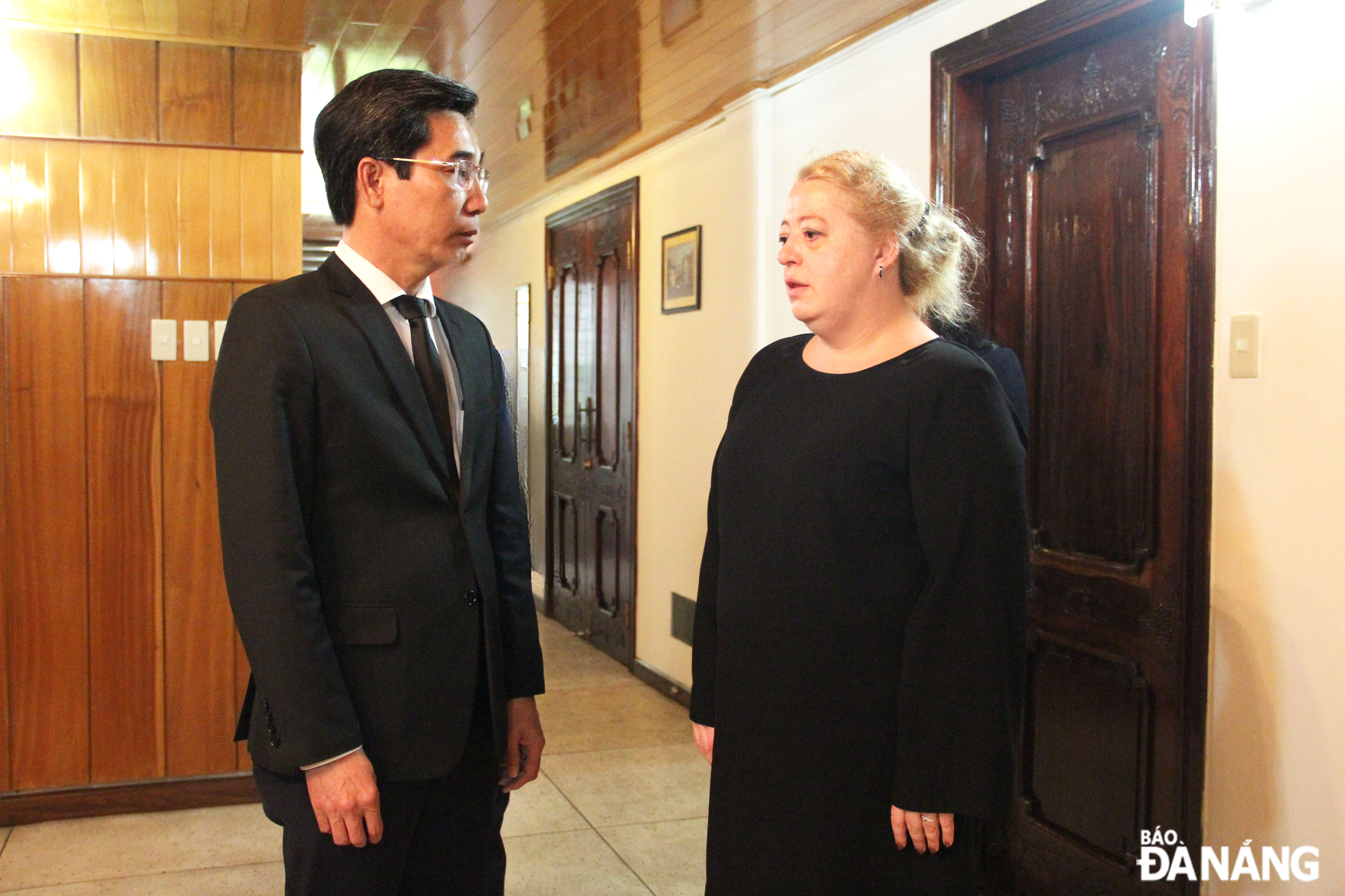  Phó Chủ tịch UBND thành phố Trần Chí Cường (bên trái) chia buồn với Tổng Lãnh sự Liên bang Nga tại Đà Nẵng Mizonova Maria Georgievna. Ảnh: X.HẬU