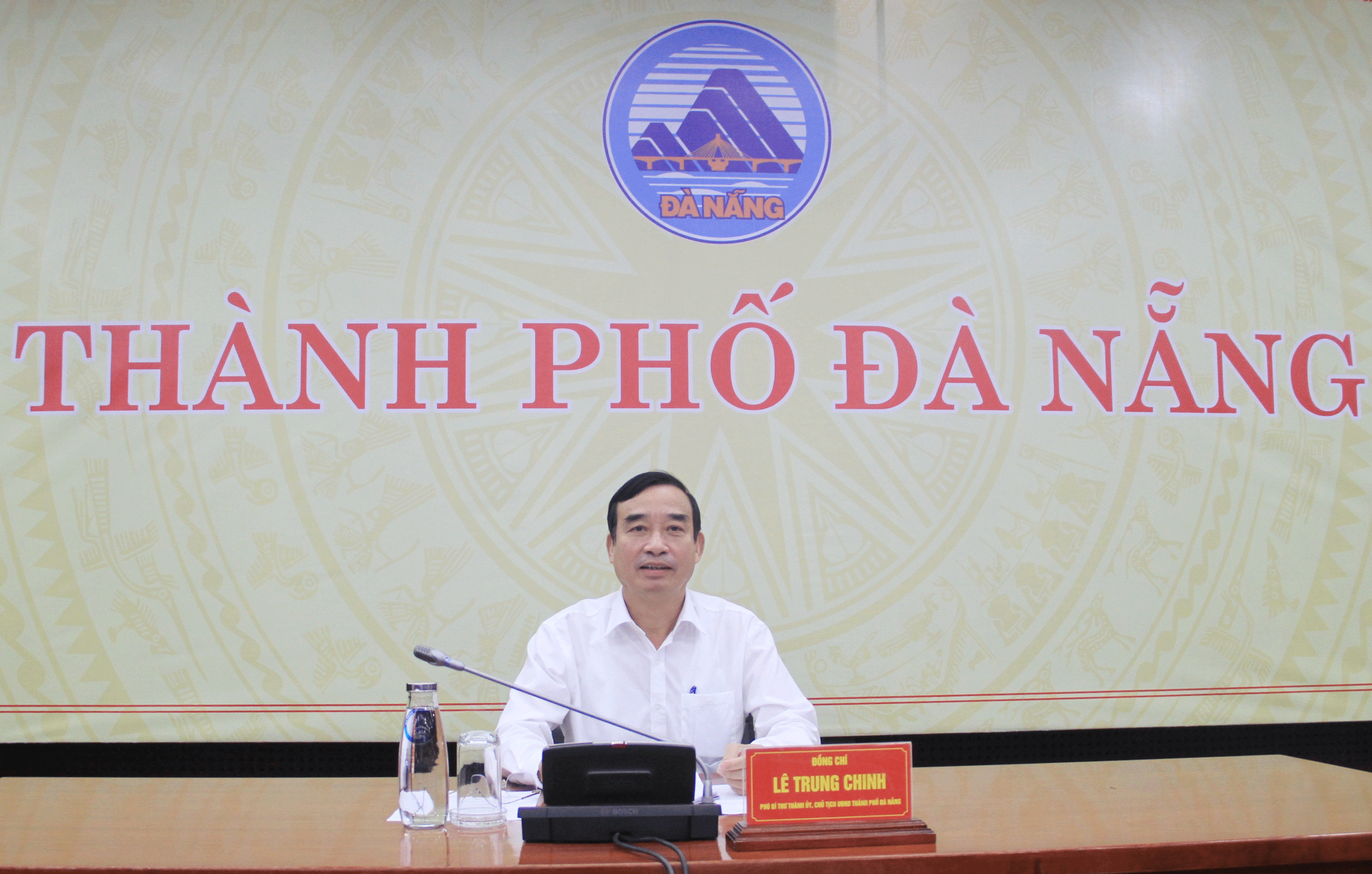 Ngày 25-3, Chủ tịch UBND thành phố Lê Trung Chinh chủ trì phiên họp UBND thành phố, thảo thuận, thông qua một số nội dung thuộc thẩm quyền của UBND thành phố.