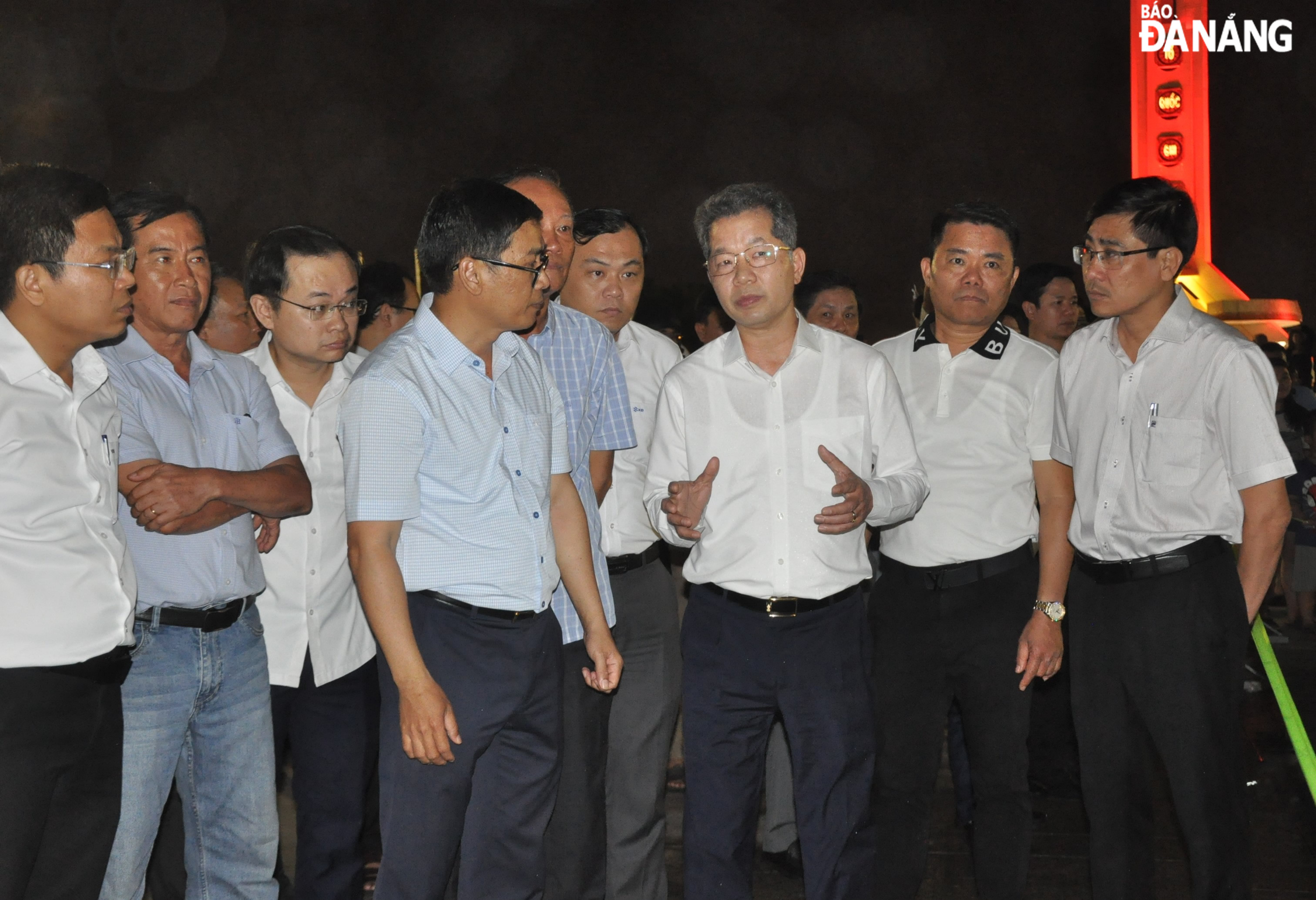 Da Nang Party Committee Secretary Nguyen Van Quang (3rd, right) inspecting the progress of the project on upgrading and embellishing the Peace Monument and expanding the March 29 Square. Photo: LE HUNG