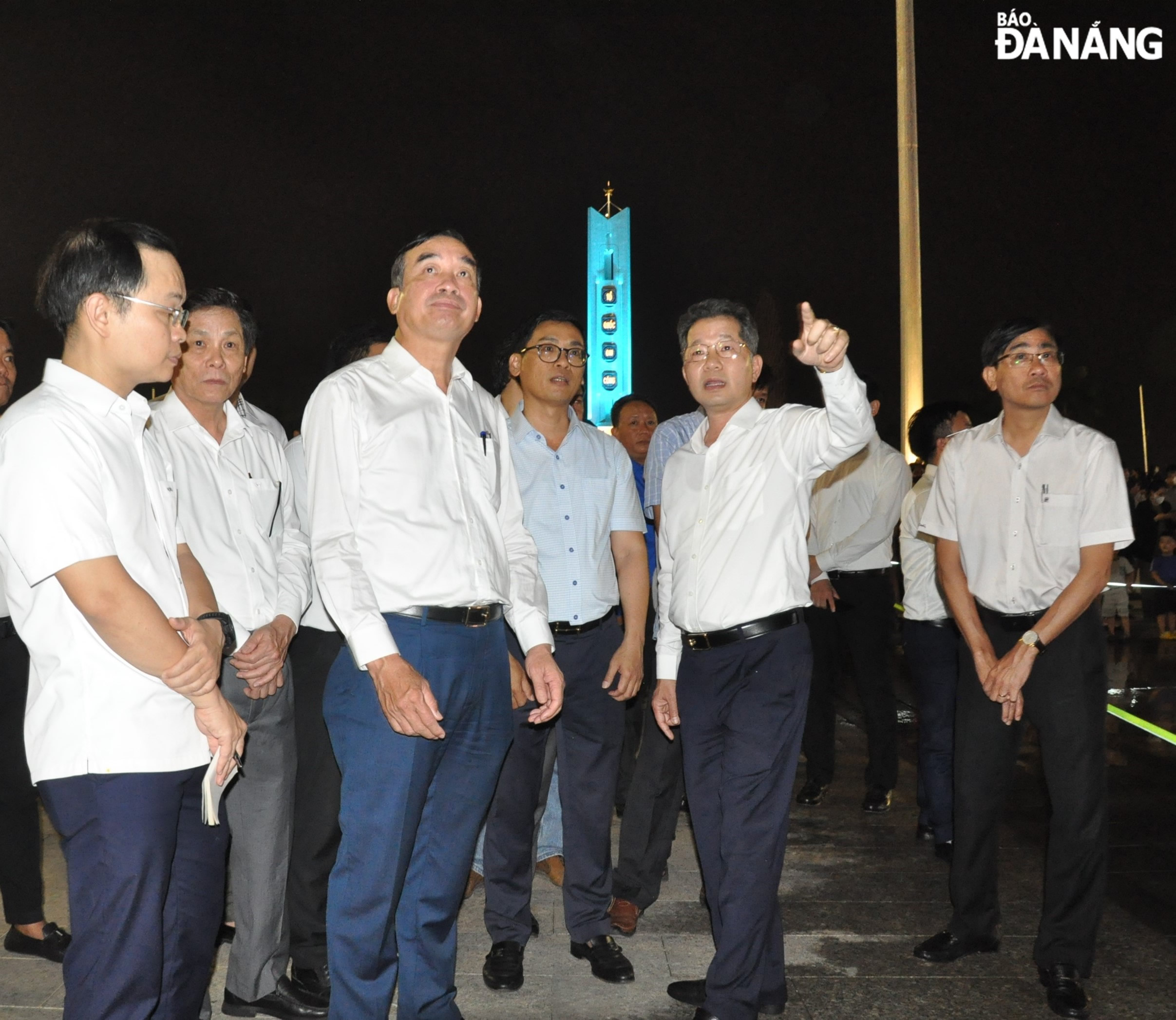 Da Nang Party Committee Secretary Nguyen Van Quang (second, right) asking relevant units to work with representatives of surrounding high-rise buildings to unify the paint colours to suit the space and colour of the square. Photo: LE HUNG